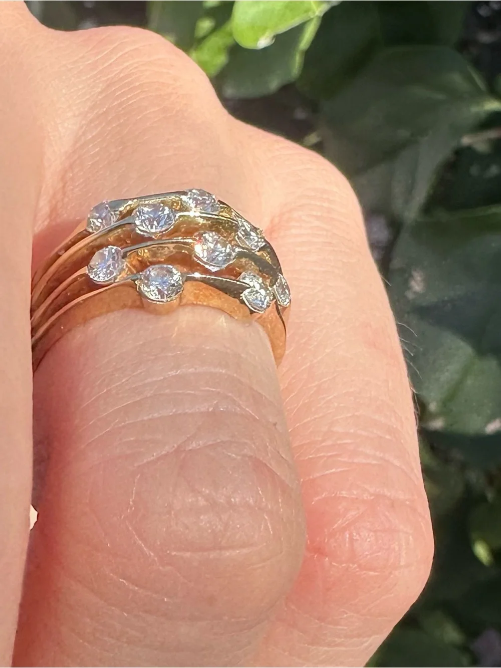 Gorgeous ring with 10 natural diamonds set in 14k gold